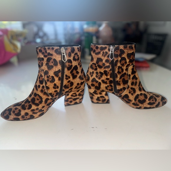 Gorgeous brand NEW, never worn Cheetah 🐆 print “botkier New York” boots😍 - Picture 4 of 13